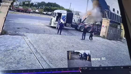 Hydraulic cylinder lifter fails while raising truck trailer in Zhejiang, China