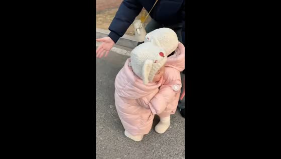 Twin babies share warm hug and tumble outdoors in Shandong, China