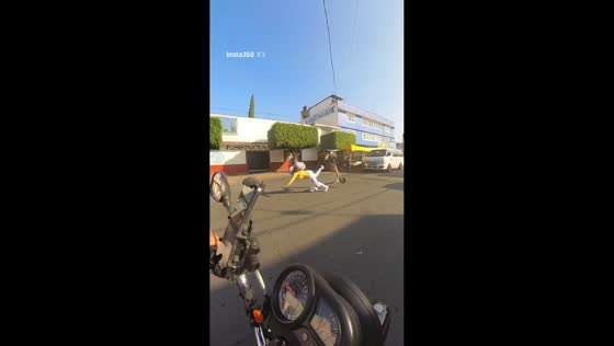 Scooter rider loses control and crashes in Nezahualcóyotl, Mexico