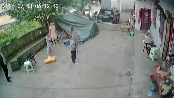 Residents flee to courtyard as earthquakes shake Yibin, China