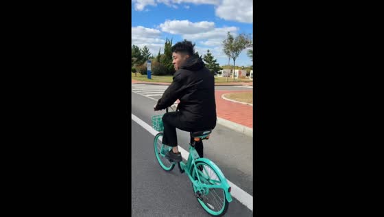 Man misses bicycle pedal and falls while trying to ride in Shandong, China