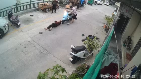Electric scooter collides with elderly woman in Guangdong, China