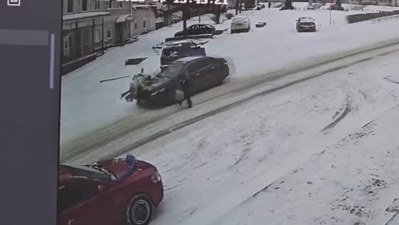 Driver hits two girls in Tver Oblast and flees but is quickly found