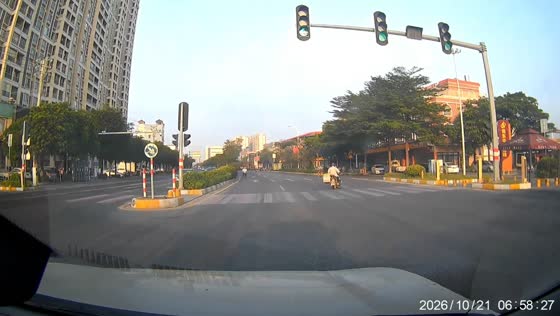 Car narrowly avoids two elderly cyclists crossing its path in Guangdong, China