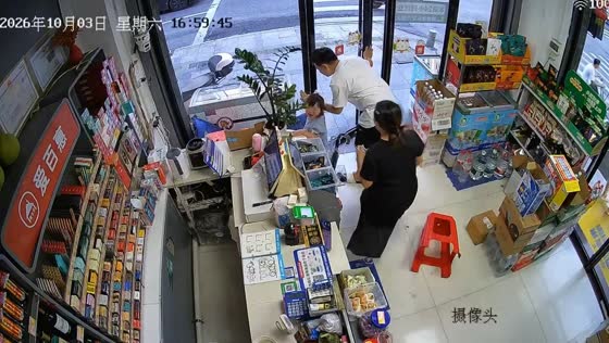 Girl gets her fingers caught in a glass door at a convenience store in Guangdong, China