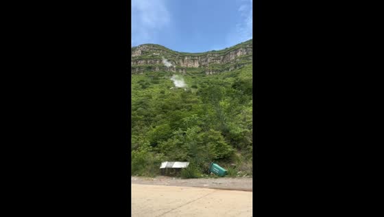Landslide sends rocks tumbling in Yanshan Mountains during rainy season in Hebei, China