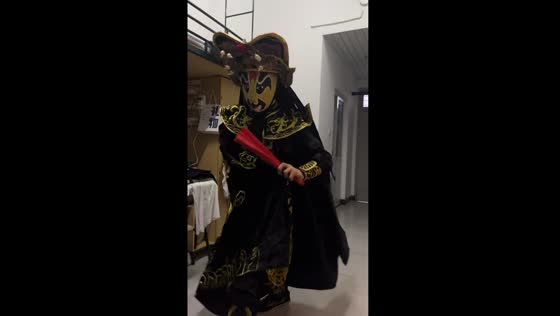 Mesmerizing Sichuan opera face changing performance by college theater enthusiast