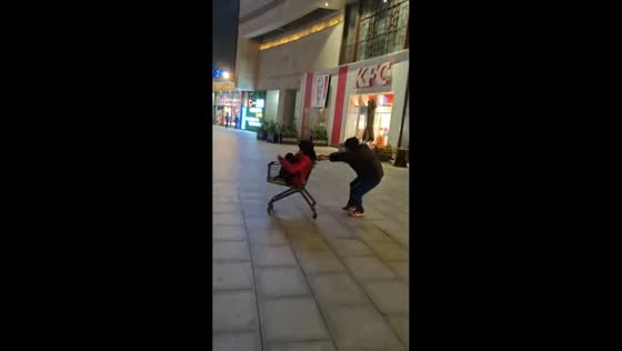 Chaotic shopping cart mishap in Tianjin, China