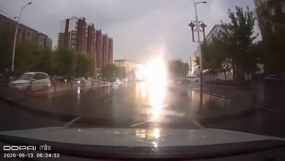 Lightning strike hits light post during storm in Jilin, China