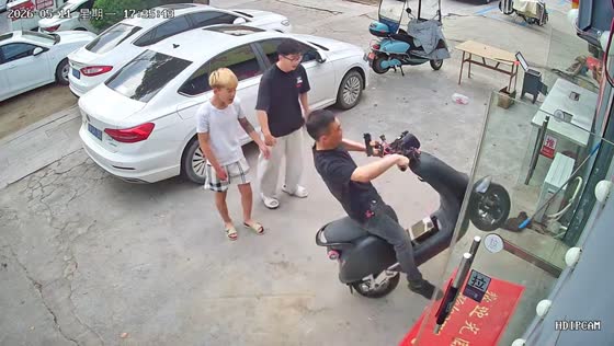 Man loses control of e-scooter and crashes into glass door in Jiangsu, China