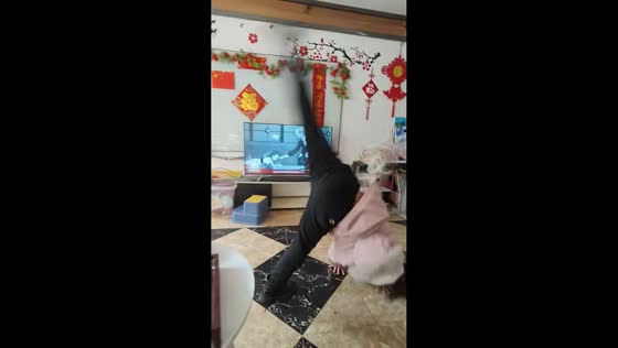 Woman accidentally hits table during tumbling in Hubei, China