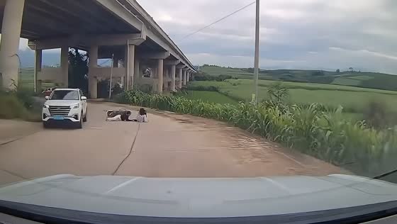 E-scooter riders lose control on rural road in Yunnan, China