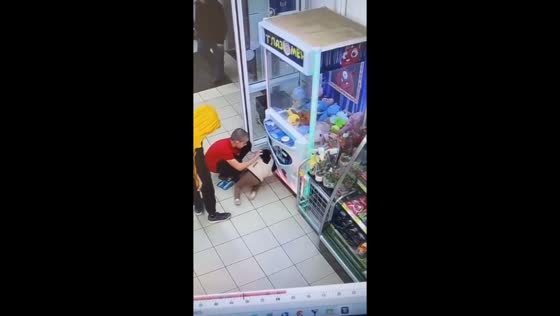 Siblings caught trying to cheat claw machine in Khabarovsk Krai, Russia