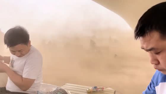 Dust storm interrupts camping experience in Shaanxi, China