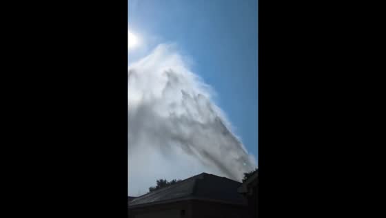 Water gush from broken pipe floods Hurst, Texas neighborhood