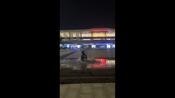 Man gets drenched after falling into splash pad outside mall in Jiangsu, China