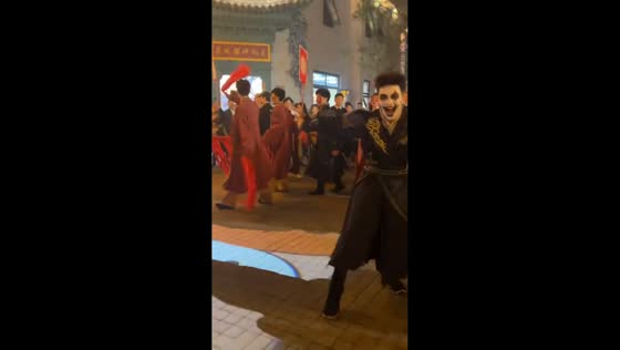  Actor startles woman during parade in Ezhou, China