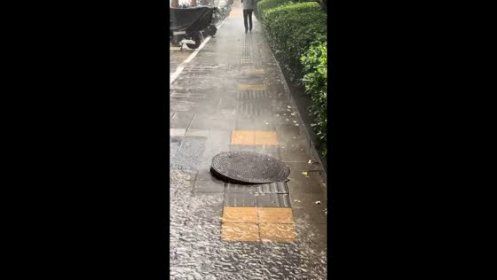 Manhole cover repeatedly lifts and makes noise during rainy weather in Beijing, China