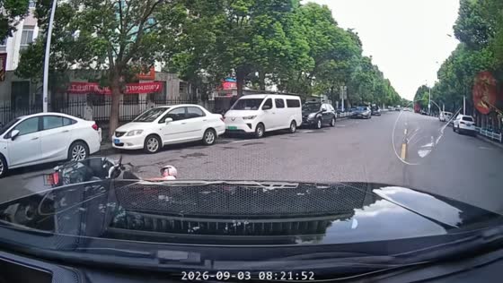 E-scooter rider collides with turning car at intersection in Jiangsu, China