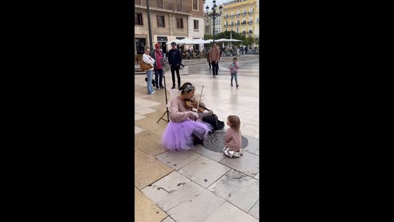Baby mesmerized by violinist's performance in Valencia, Spain