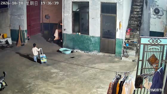 Angry 3-year-old child attempts to leave home with a suitcase in Shandong, China