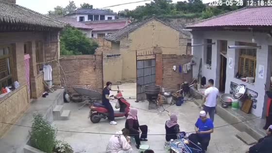 Man accidentally spills cooking pot while mounting motorcycle in Gansu, China