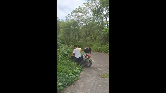 Motorcycle mishap ends in bushes in Hunan, China