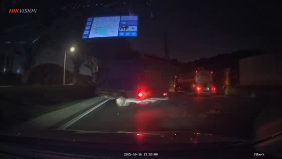 Truck loses control and crashes into guardrail on Guangdong highway, China