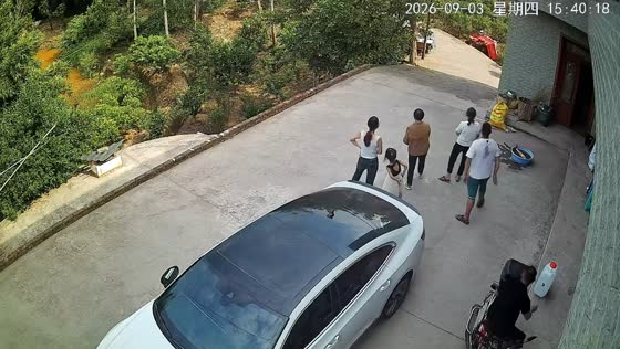 Electric tricycle veers into roadside ditch after steering failure in Sichuan, China