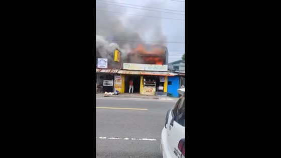 Fearless man enters burning house during fire in Tabaco City, Albay, Philippines