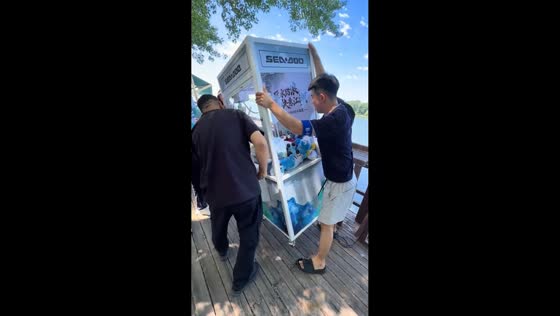 Two men cheat claw machine by tilting it to win prize in Liaoning, China