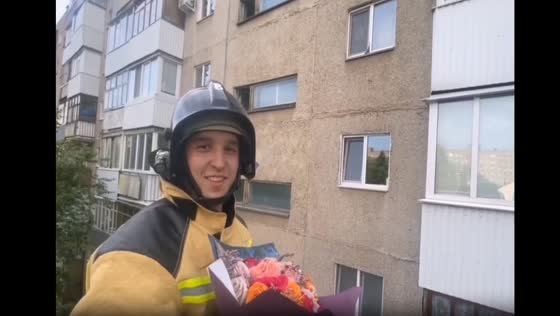 Rescuer's heart on Fire: fireman proposes to girl on balcony in Birsk, Russia
