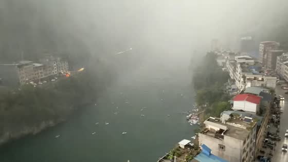 Sudden storm hits paddleboarders on Hongshui River in Guangxi, China
