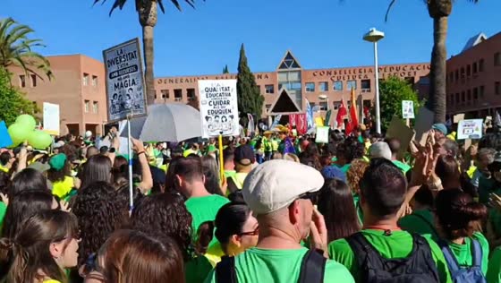 Large crowd gathers for ongoing education strike in València, Spain