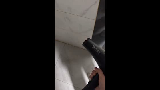 Blow dryer malfunctions, emits sparks and flame in Liaoning, China
