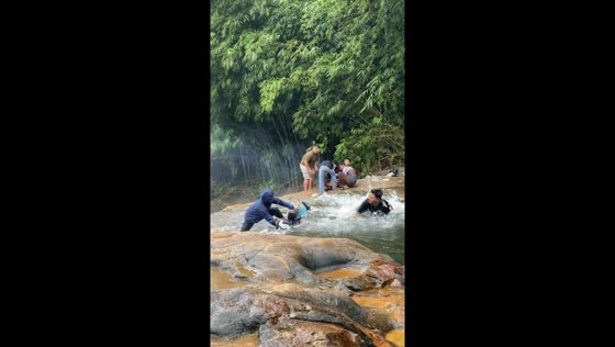 Video shows attempted water rescue gone awry in Pontianak, Indonesia
