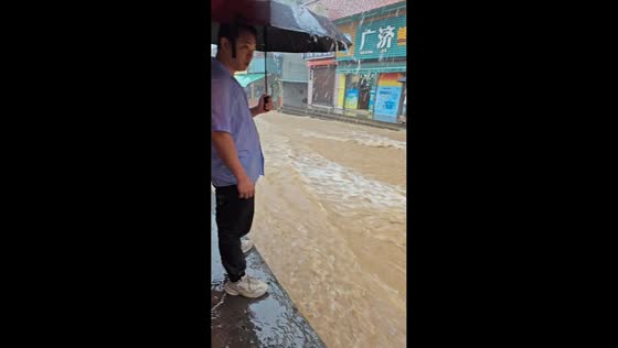Man stranded by floodwaters after going out during heavy rain in Guangdong, China