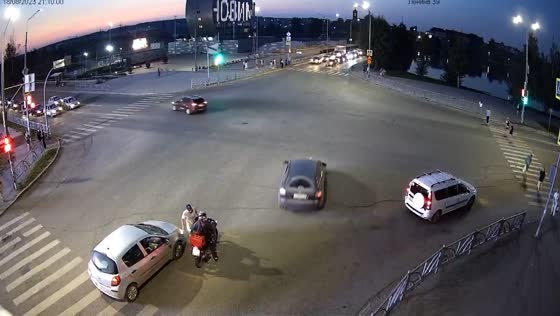 Violent road rage incident erupts in Pervouralsk intersection, bystanders intervene