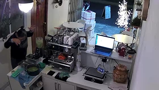 Person spills liquid while blending in Mexico City