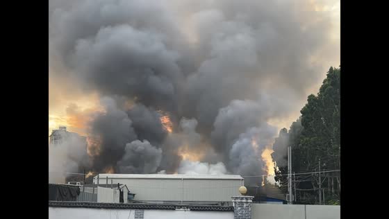 Fire sends thick smoke over Qiangqiang Shoe Factory in Fujian, China