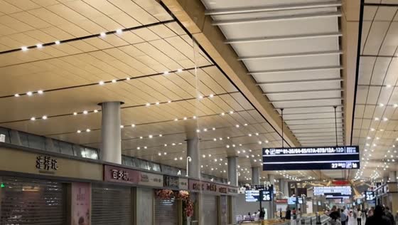 Heavy rain causes leaks and delays at Kunming Changshui Airport in Yunnan, China
