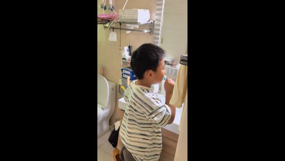 Boy hilariously imitates electric toothbrush while brushing in Zhejiang, China