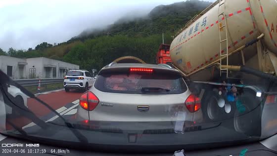 Highway collision caught on video: traffic jam leads to chain reaction crash