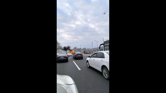 MPV bursts into flames on elevated highway in Hangzhou, China