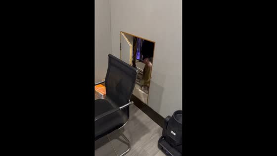 Man gets stuck in small doorway and bumps head in Zhejiang, China