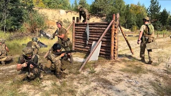 Intense training: Ukrainian soldiers prepare for battle in West Ukraine