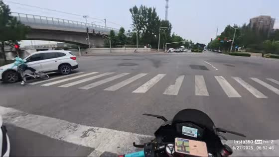 Bicycle rider hit while running red light in Beijing, China