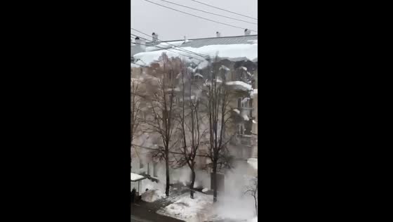 Close call in Khimki: snowfall on bus stop roof saves people below