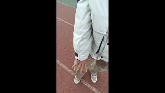 Man demonstrates incredible 360-degree hand rotation in Shaanxi, China