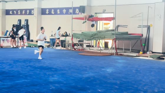 Man gets stuck on high jump bar in Zhejiang, China